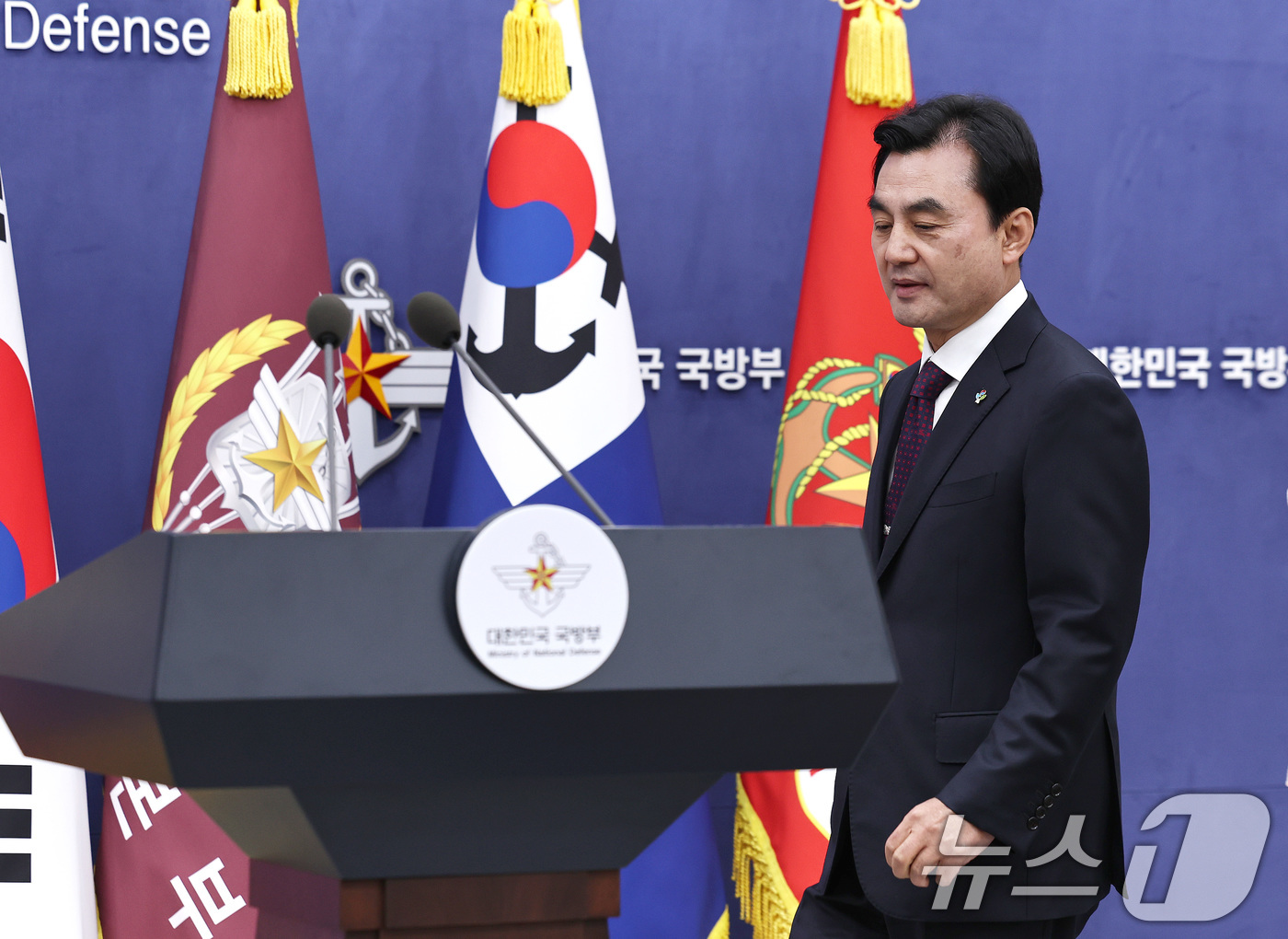 (서울=뉴스1) 구윤성 기자 = 안규백 국방부 장관이 10일 오후 서울 용산 국방부에서 국군방첩사령부(방첩사) 해체 및 기능 개편 계획 발표를 위해 브리핑룸에 입장하고 있다. 20 …