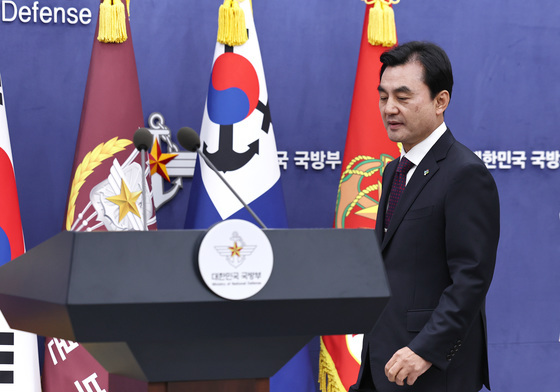 브리핑룸 들어서는 안규백 국방부 장관