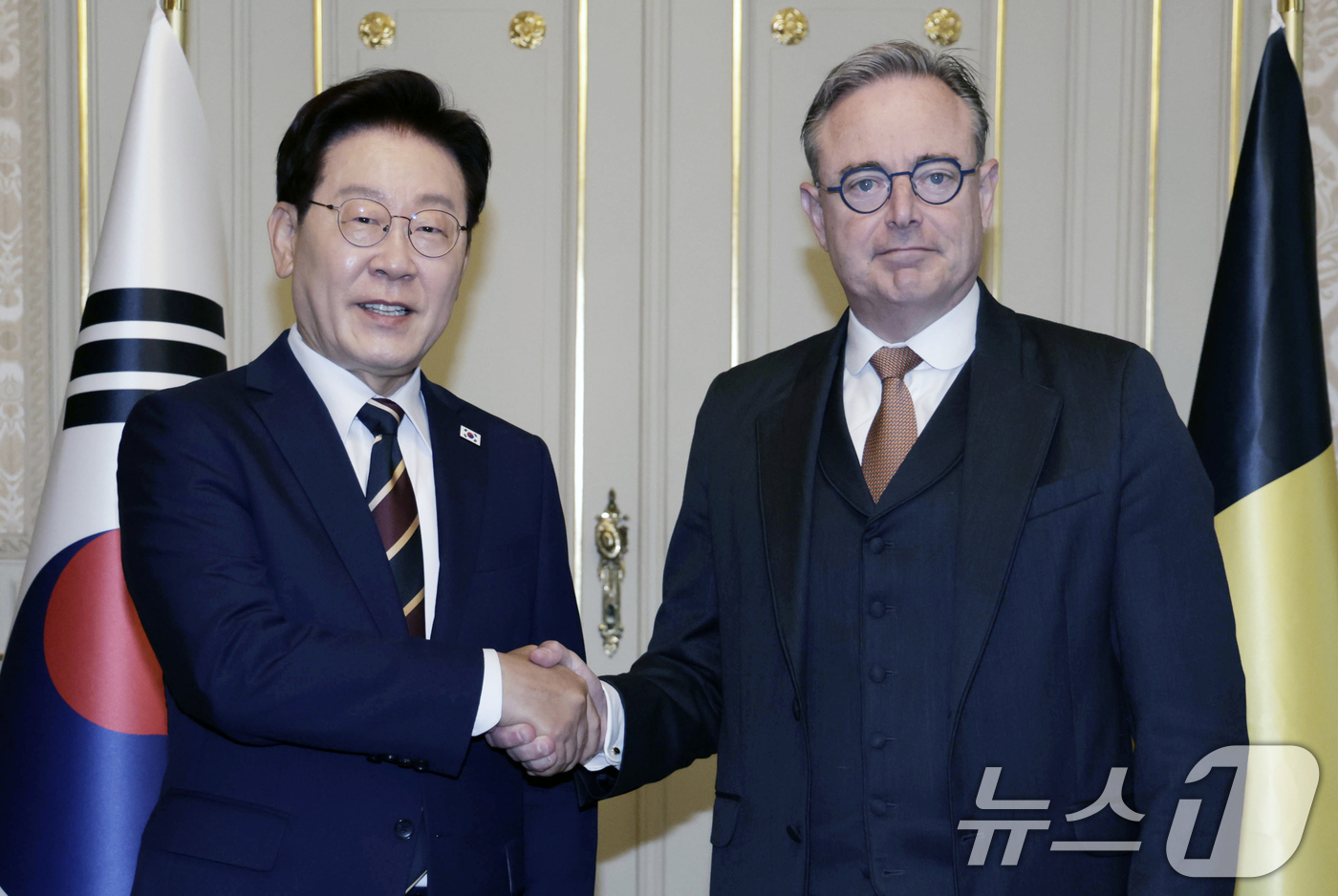 (브뤼셀(벨기에)=뉴스1) 허경 기자 = 이재명 대통령과 바트 드 웨브흐 벨기에 총리가 10일(현지시간) 벨기에 브뤼셀 총리 관저에서 열린 정상회담에 앞서 악수하고 있다 2026. …