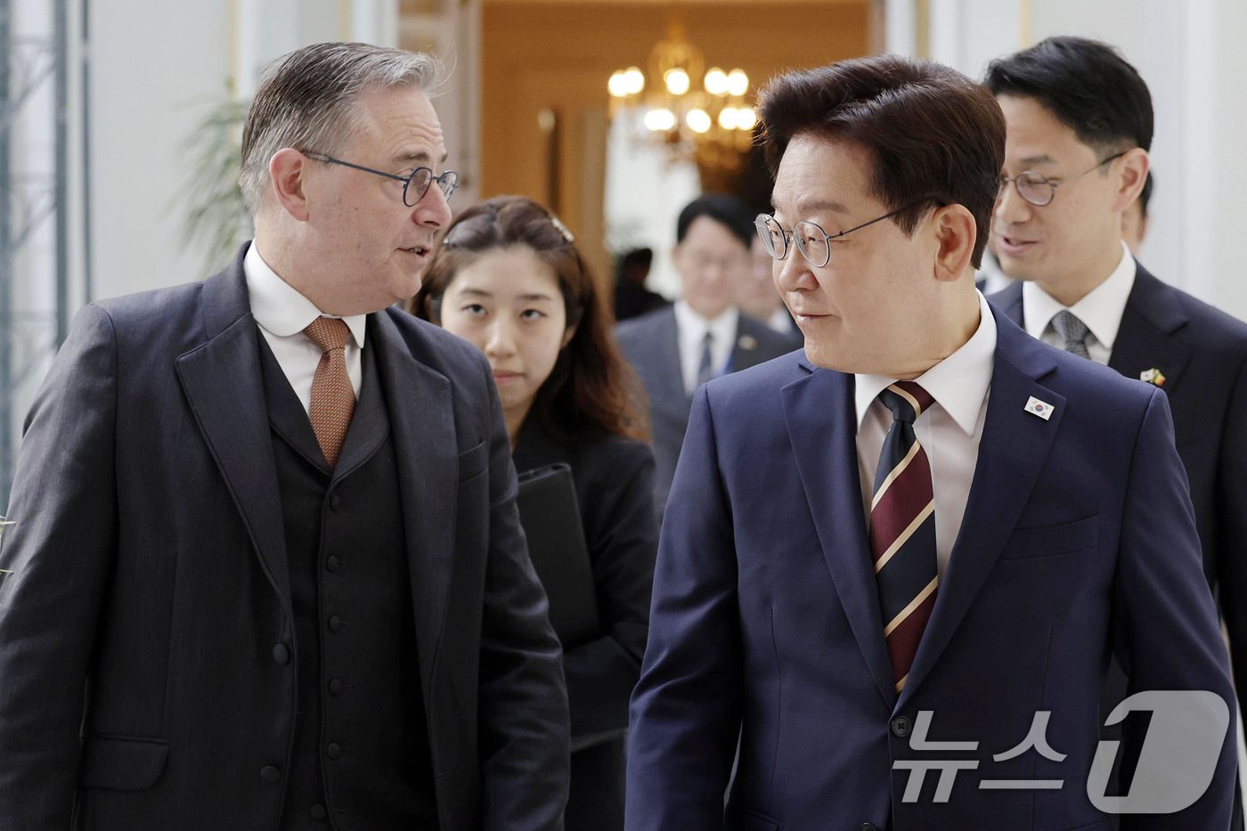 (브뤼셀(벨기에)=뉴스1) 허경 기자 = 이재명 대통령과 바트 드 웨브흐 벨기에 총리가 10일(현지시간) 벨기에 브뤼셀 총리 관저에서 열린 정상회담에 입장하고 있다. 2026.6. …