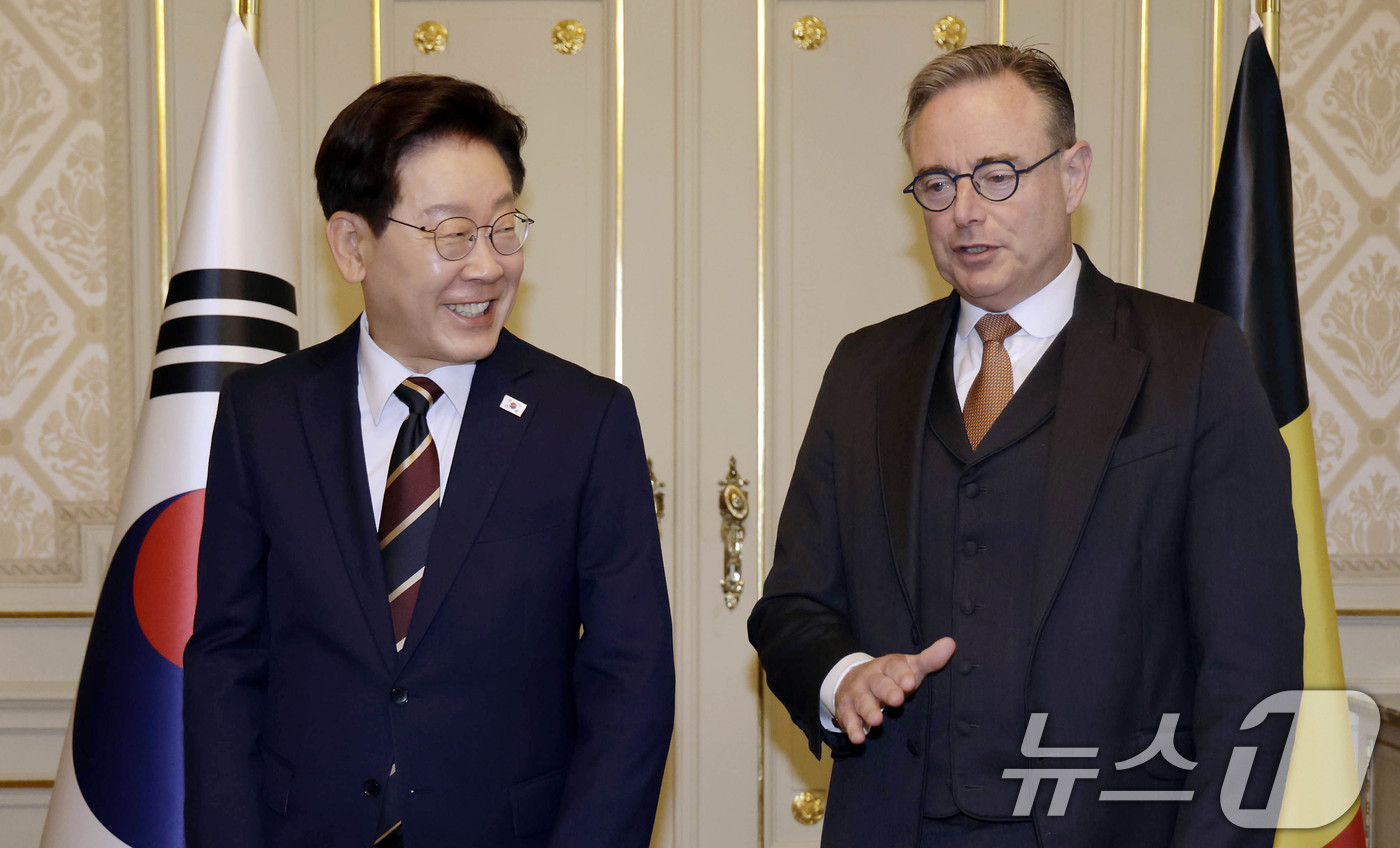 (브뤼셀(벨기에)=뉴스1) 허경 기자 = 이재명 대통령과 바트 드 웨브흐 벨기에 총리가 10일(현지시간) 벨기에 브뤼셀 총리 관저에서 열린 정상회담에 앞서 기념촬영을 마친 후 자리 …