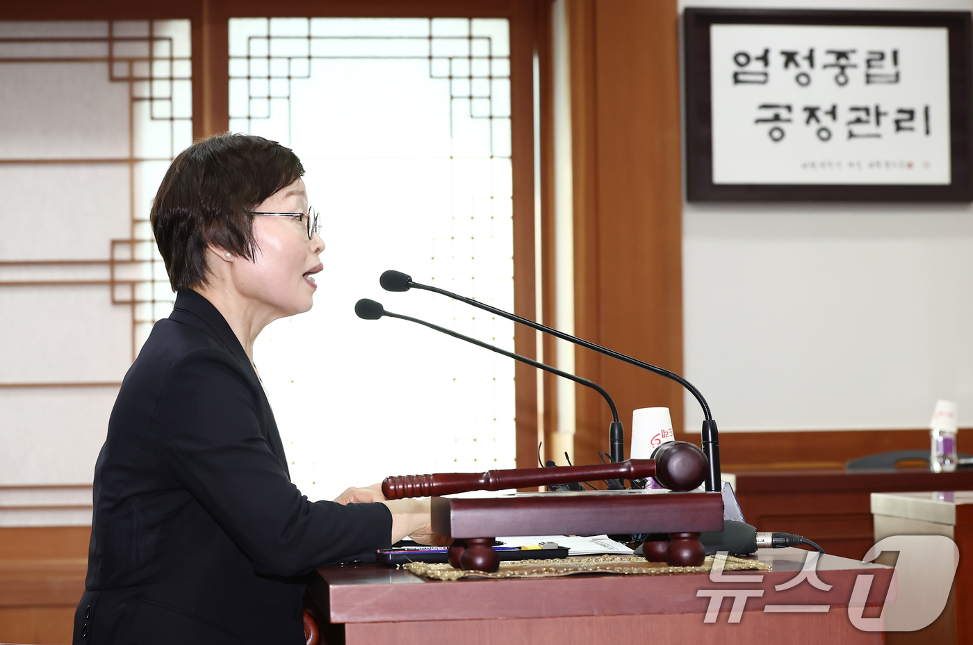 (과천=뉴스1) 김민지 기자 = 조현욱 중앙선거관리위원회 투표용지 부족사태 진상규명위원장이 10일 오후 과천 중앙선거관리위원회에서 열린 투표용지 부족사태 진상규명위원회 제1차 회의 …