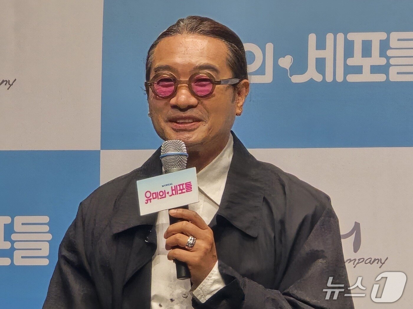 본문 이미지 - 10일 서울 광진구 광나루로 '티켓링크1975씨어터'에서 열린 뮤지컬 '유미의 세포' 제작발표회 겸 기자간담회에서 양정웅 연출이 기획의도를 설명하고 있다. ⓒ 뉴스1 김정한 기자