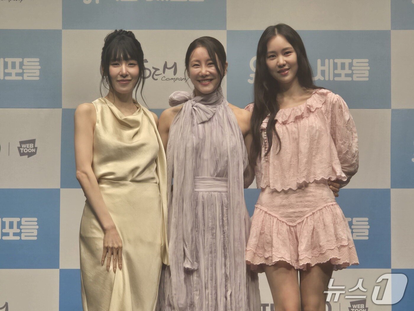본문 이미지 - 10일 서울 광진구 광나루로 '티켓링크1975씨어터'에서 열린 뮤지컬 '유미의 세포' 제작발표회 겸 기자간담회에 참석한 (왼쪽부터) 유미 역의 티파니 영, 사랑 세포 역의 김소향, 유미 역의 김예원. ⓒ 뉴스1 김정한 기자