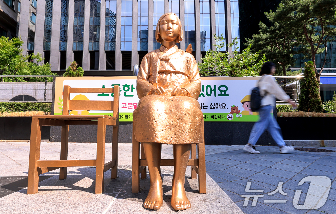 (서울=뉴스1) 이호윤 기자 = 일본군 위안부 피해자에 대한 허위사실 유포를 금지하고 처벌 근거를 마련한 '일본군 위안부 피해자에 대한 보호·지원 및 기념사업 등에 관한 법률(위안 …