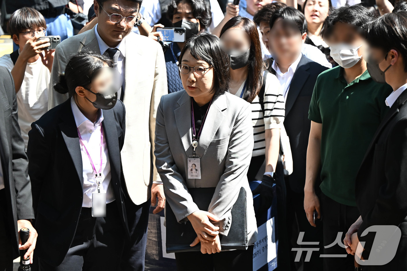 (서울=뉴스1) 최지환 기자 = 김지연 서울동부지방법원 부장판사와 관계자들이 10일 오후 투표용지 부족사태가 발생한 서울 송파구 잠실7동 제2투표소가 마련됐던 한 아파트 노인정의 …