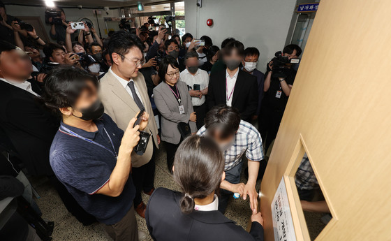현장검증 위해 문 열리는 '투표용지 부족' 투표소