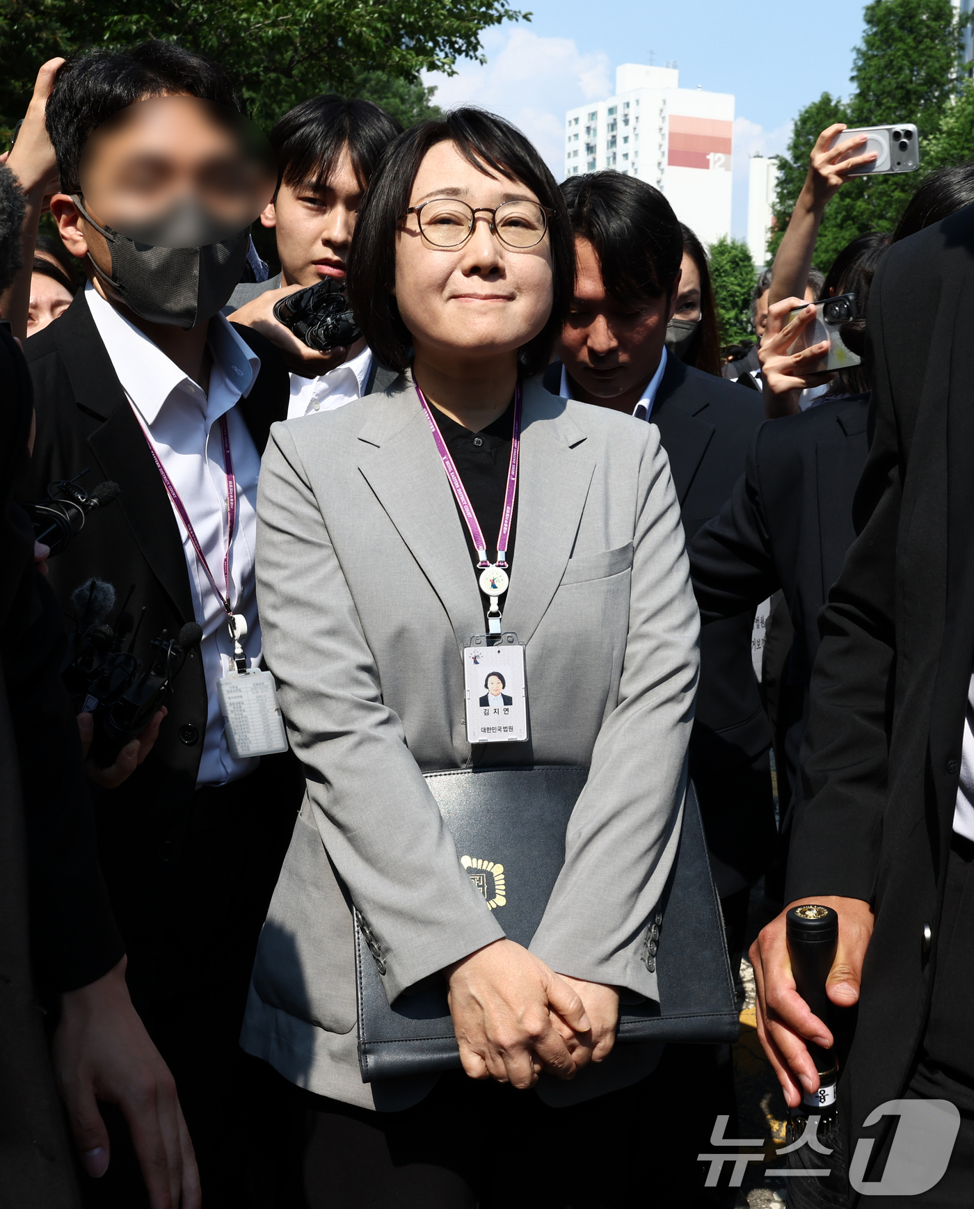 (서울=뉴스1) 최지환 기자 = 김지연 서울동부지방법원 부장판사와 관계자들이 10일 오후 투표용지 부족사태가 발생한 서울 송파구 잠실7동 제2투표소가 마련됐던 한 아파트 노인정의 …