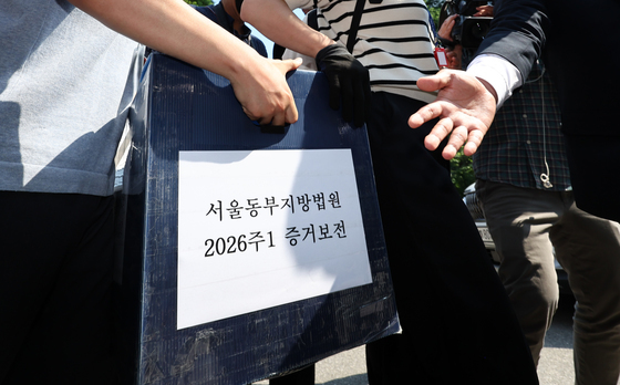 '투표용지 부족' 잠실 투표소에서 나오는 증거물