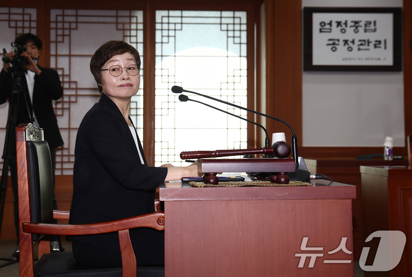 (과천=뉴스1) 김민지 기자 = 조현욱 중앙선거관리위원회 투표용지 부족사태 진상규명위원장이 10일 오후 과천 중앙선거관리위원회에서 열린 투표용지 부족사태 진상규명위원회 제1차 회의 …