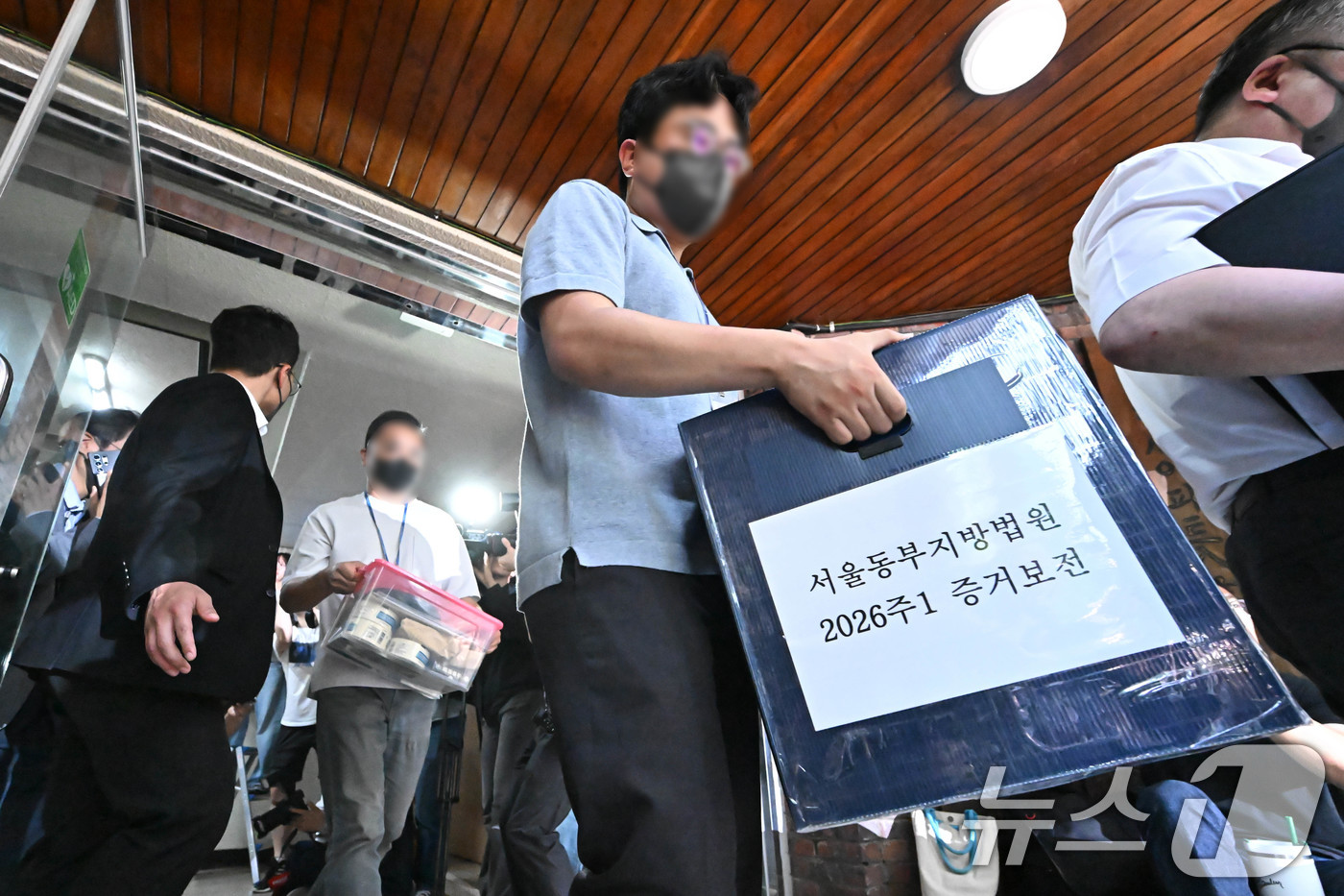 (서울=뉴스1) 최지환 기자 = 김지연 서울동부지방법원 민사51단독 부장판사를 비롯한 관계자들이 10일 서울 송파구 잠실7동 제2투표소였던 우성아파트 노인정에서 증거 보전을 마친 …