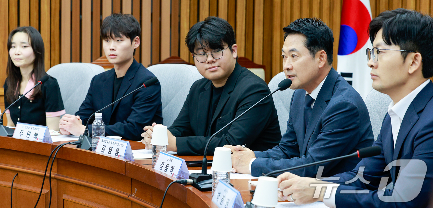 (서울=뉴스1) 안은나 기자 = 장동혁 국민의힘 대표가 10일 오후 서울 여의도 국회에서 열린 '6·3 지방선거 투표용지 부족 사태 관련 국민 참정권 회복을 위한 시국선언 대학생 …