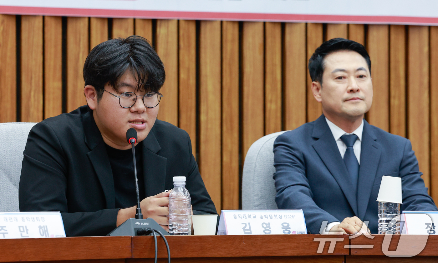 (서울=뉴스1) 안은나 기자 = 김영웅 전 홍익대 총학생회장이 10일 오후 서울 여의도 국회에서 열린 '6·3 지방선거 투표용지 부족 사태 관련 국민 참정권 회복을 위한 시국선언 …