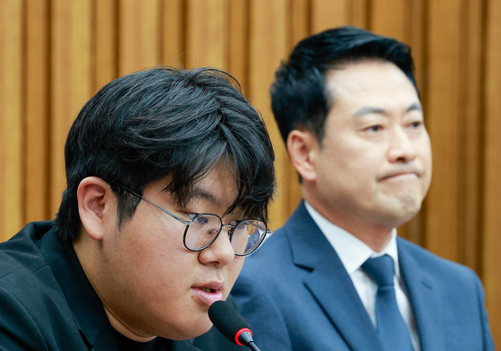 대학생 발언듣는 장동혁 대표