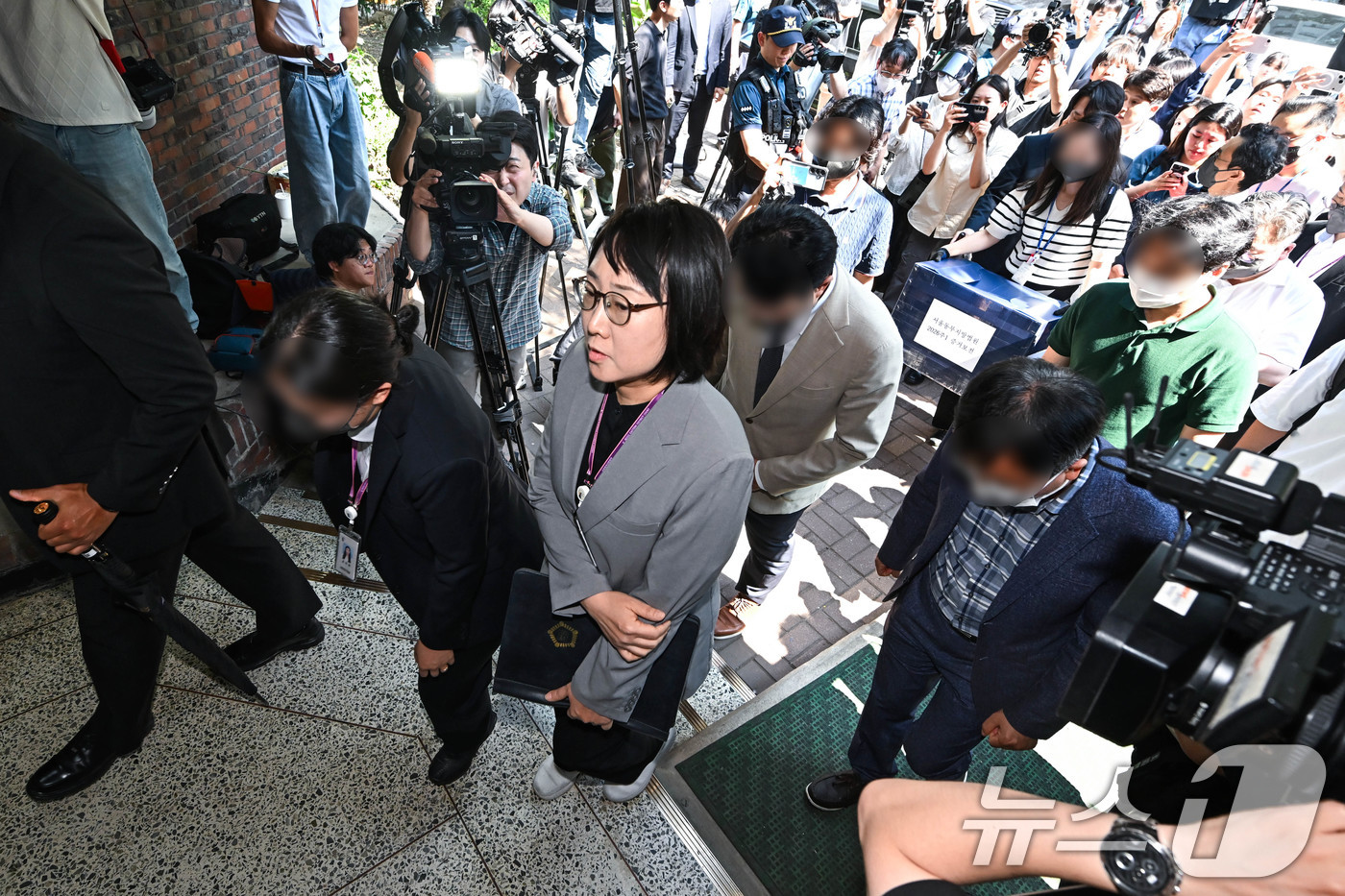 (서울=뉴스1) 최지환 기자 = 김지연 서울동부지방법원 부장판사와 관계자들이 10일 오후 투표용지 부족사태가 발생한 서울 송파구 잠실7동 제2투표소가 마련됐던 한 아파트 노인정의 …