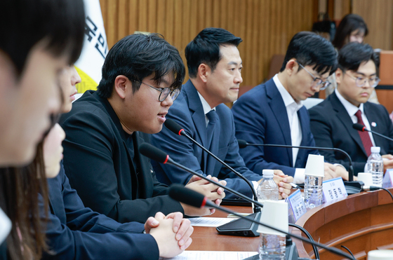 참정권 침해 의견 밝히는 대학생
