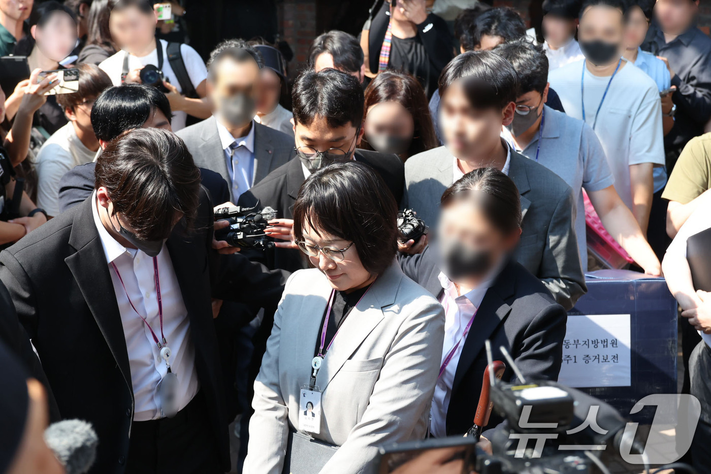 (서울=뉴스1) 최지환 기자 = 김지연 서울동부지법 민사51단독 부장판사와 수사관들이 10일 오후 잠실7동 제2투표소인 서울 송파구 우성아파트 노인정을 현장검증 후 나서고 있다. …