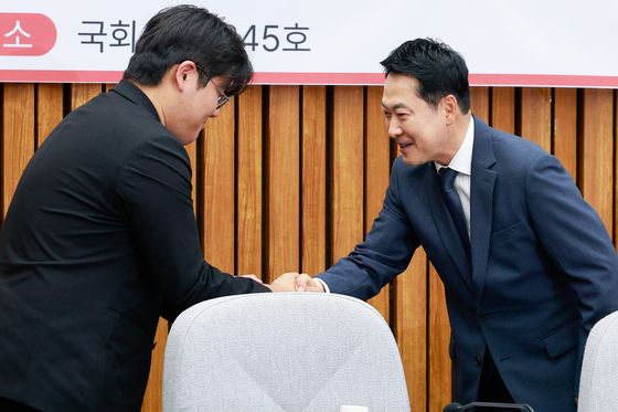 대학생 만나 인사 나누는 장동혁 대표