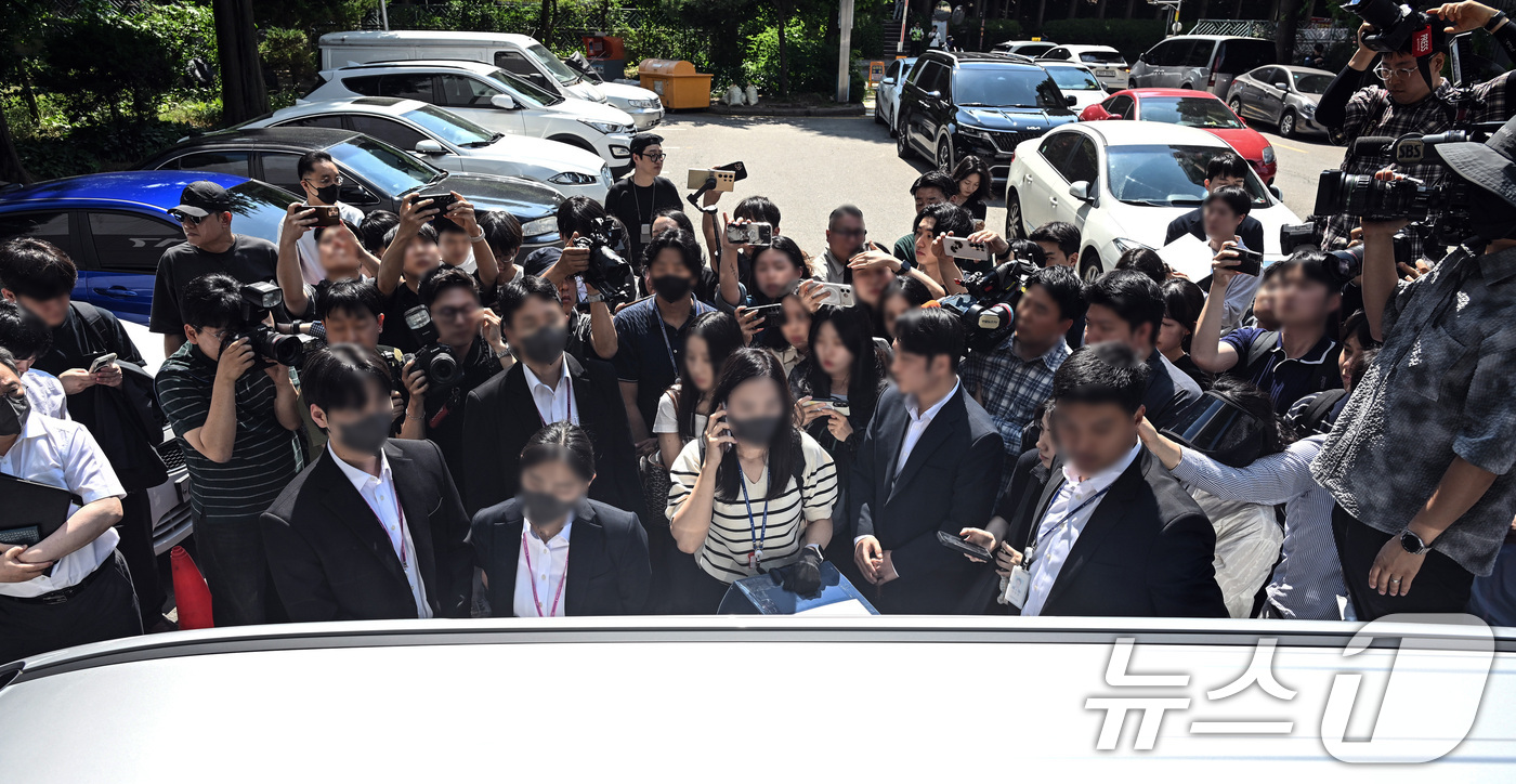 (서울=뉴스1) 최지환 기자 = 서울동부지방법원 관계자들이 10일 6·3 지방선거 당시 서울 송파구 잠실7동 제2투표소였던 아파트 노인정에 증거물 확보 등 현장검증을 위해 도착해 …