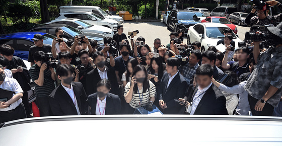 현장검증 위해 투표소 도착한 법원 관계자들
