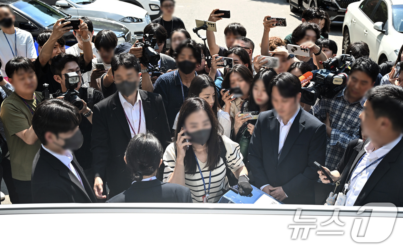 (서울=뉴스1) 최지환 기자 = 서울동부지방법원 관계자들이 10일 6·3 지방선거 당시 서울 송파구 잠실7동 제2투표소인 아파트 노인정에 증거물 확보 등 현장검증을 위해 도착해 준 …