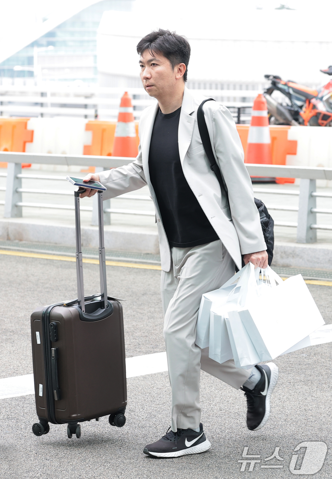 (인천공항=뉴스1) 권현진 기자 = 유승민 대한체육회 회장이 ‘2026 아이치-나고야 아시안게임 조정위원회’ 참석을 위해 10일 오전 인천국제공항을 통해 출국하고 있다. 2026. …