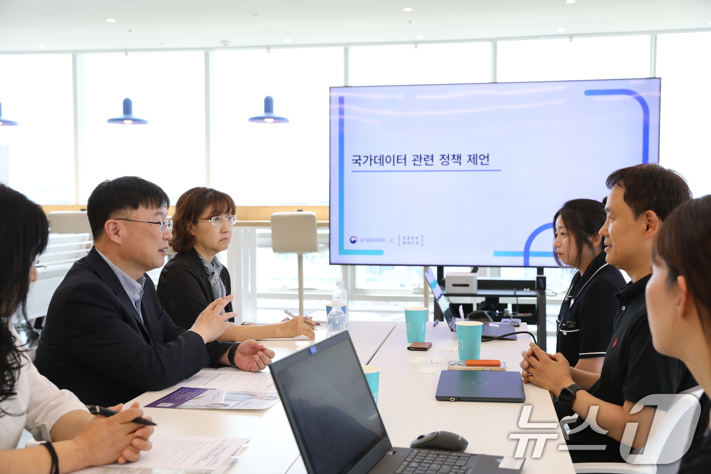 (서울=뉴스1) = 안형준 국가데이터처장(왼쪽 두 번째)이 10일 서울 구로구 딥노이드를 방문,  2025년 기준 경제총조사 협조 요청을 하고 있다. (국가데이터처 제공. 재판매 …