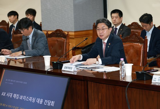 '보이스피싱 무과실 배상' 속도내는 금융위…은행권 "2800억 부담 우려"