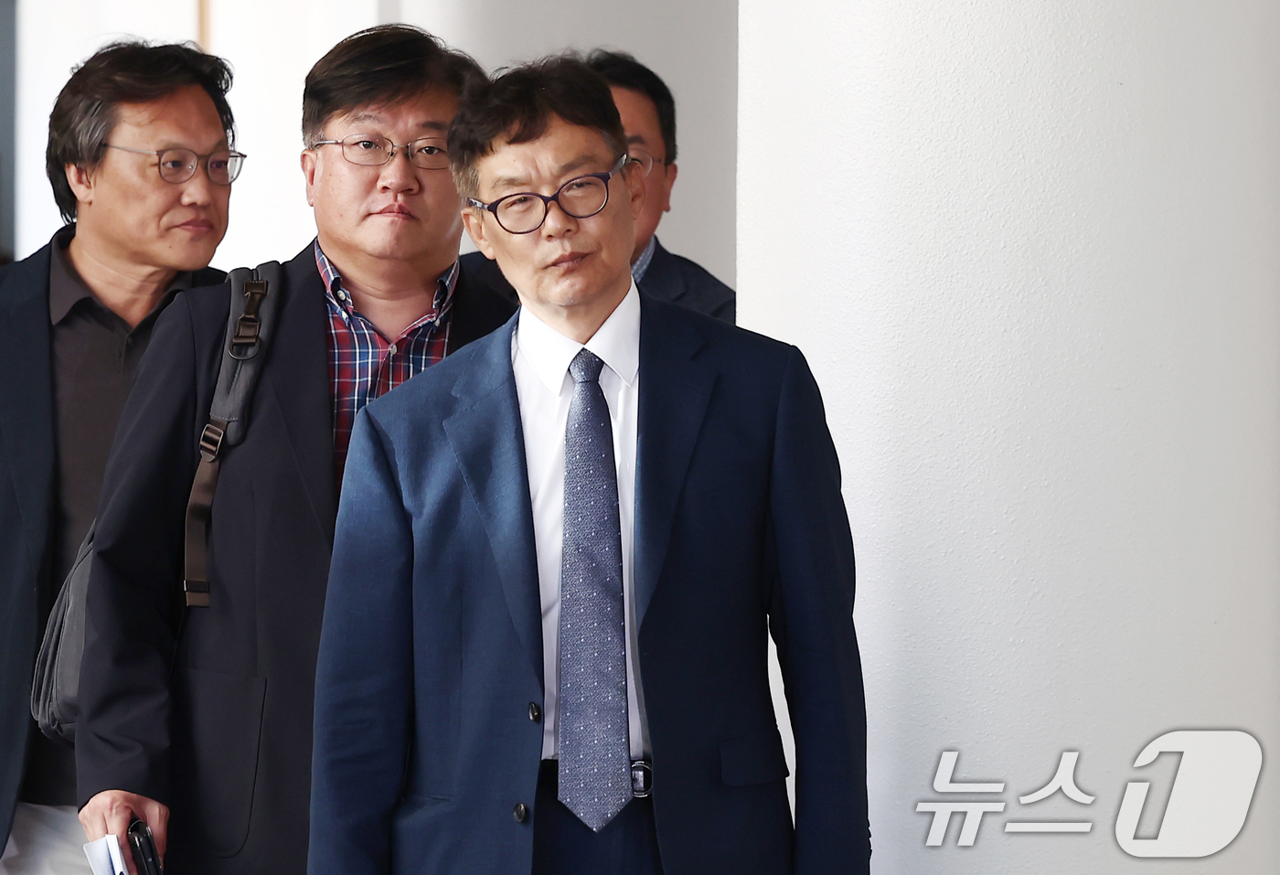 (과천=뉴스1) 김민지 기자 = 10일 오후 과천 중앙선거관리위원회에서 열린 투표용지 부족사태 진상규명위원회 제1차 회의에 위원들이 참석하고 있다. 2026.6.10/뉴스1