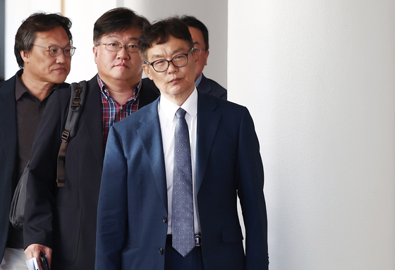 '투표용지 부족' 선관위 진상규명위 첫 회의 참석하는 위원들