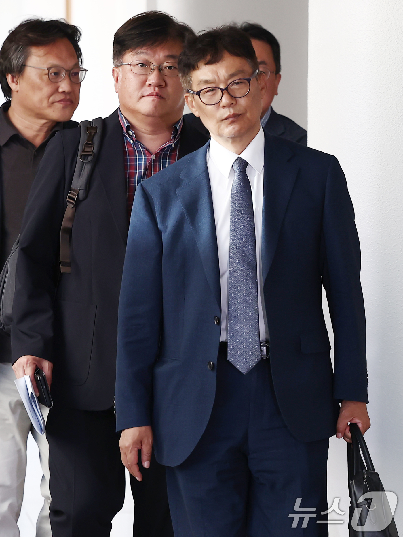 (과천=뉴스1) 김민지 기자 = 10일 오후 과천 중앙선거관리위원회에서 열린 투표용지 부족사태 진상규명위원회 제1차 회의에 위원들이 참석하고 있다. 2026.6.10/뉴스1