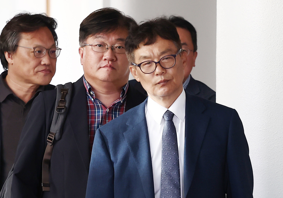 '투표용지 부족' 선관위 진상규명위 첫 회의 참석하는 위원들