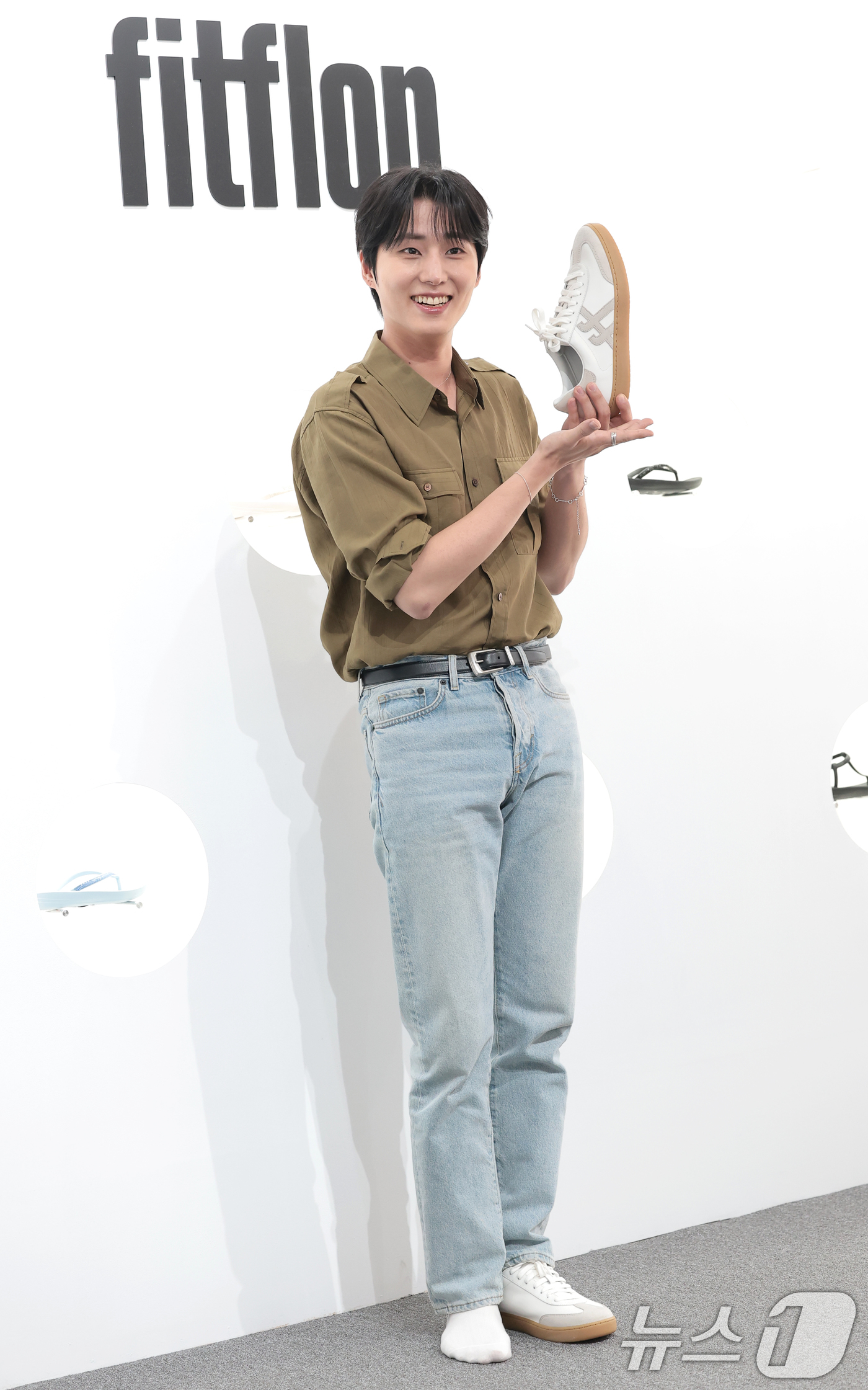 (서울=뉴스1) 권현진 기자 = 데이식스 영케이가 10일 서울 성동구 성수동에서 열린 글로벌 슈즈 브랜드 핏플랍(fitflop) '0 STEP(제로스텝)' 팝업스토어 오픈행사에 참 …