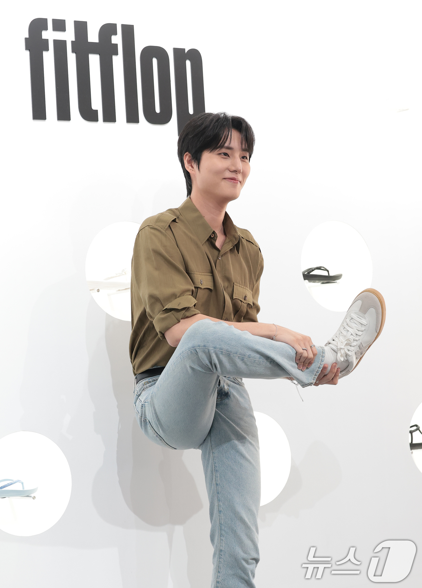 (서울=뉴스1) 권현진 기자 = 데이식스 영케이가 10일 서울 성동구 성수동에서 열린 글로벌 슈즈 브랜드 핏플랍(fitflop) '0 STEP(제로스텝)' 팝업스토어 오픈행사에 참 …
