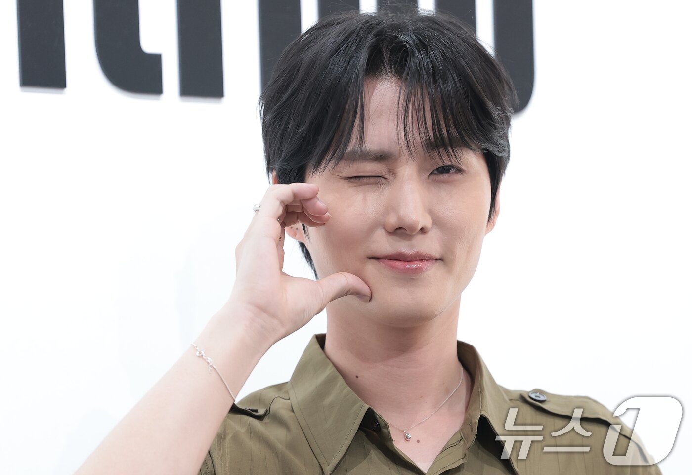 본문 이미지 - 데이식스 영케이가 10일 서울 성동구 성수동에서 열린 글로벌 슈즈 브랜드 핏플랍(fitflop) '0 STEP(제로스텝)' 팝업스토어 오픈행사에 참석해 볼 하트 포즈를 취하고 있다. ⓒ 뉴스1 권현진 기자