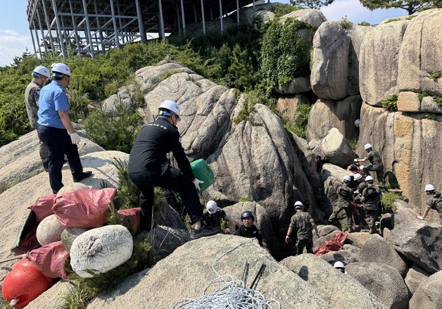 속초해경, 고성 죽도서 합동 정화활동…해양쓰레기 3톤 수거