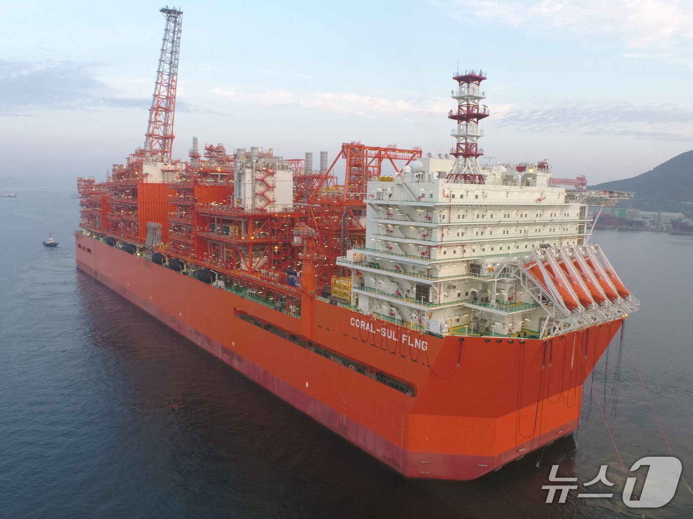본문 이미지 - 삼성중공업이 건조한 부유식 액화천연가스 생산설비(FLNG)의 모습(삼성중공업 제공).