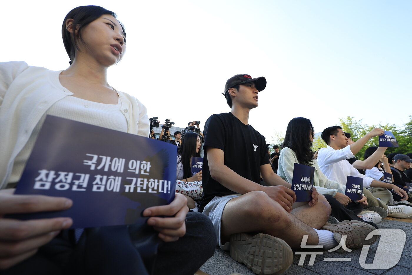본문 이미지 - 10일 오후 서울 서대문구 연세대학교 학생회관 앞에서 열린 제9회 전국동시지방선거 투표용지 부족 사태 관련 연세인 시국선언에서 학생들이 선거관리위원회 규탄 피케팅을 하고 있다. 2026.6.10 ⓒ 뉴스1 박정호 기자