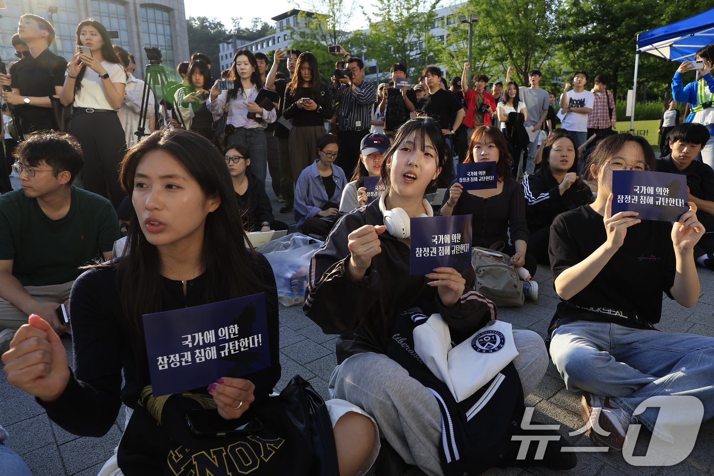(서울=뉴스1) 박정호 기자 = 10일 오후 서울 서대문구 연세대학교 학생회관 앞에서 열린 제9회 전국동시지방선거 투표용지 부족 사태 관련 연세인 시국선언에서 학생들이 선거관리위원 …