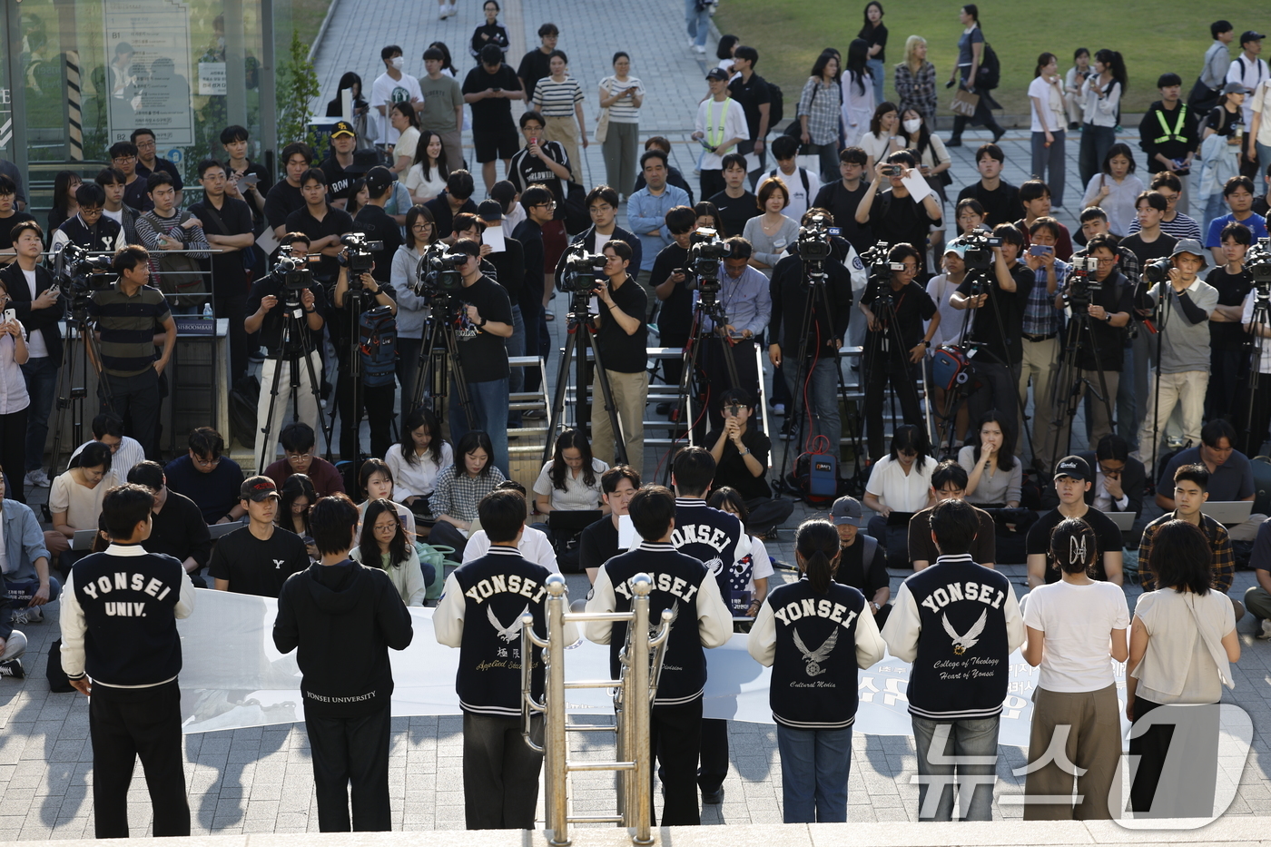 (서울=뉴스1) 박정호 기자 = 10일 오후 서울 서대문구 연세대학교 학생회관 앞에서 열린 제9회 전국동시지방선거 투표용지 부족 사태 관련 연세인 시국선언에서 학생들이 선거관리위원 …