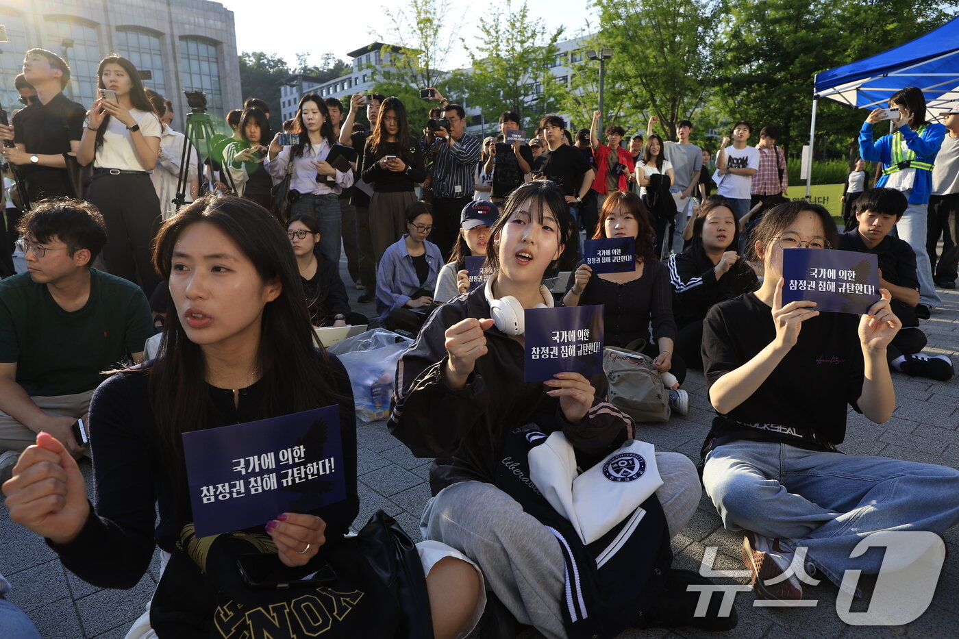 본문 이미지 - 10일 오후 서울 서대문구 연세대학교 학생회관 앞에서 열린 제9회 전국동시지방선거 투표용지 부족 사태 관련 연세인 시국선언에서 학생들이 선거관리위원회 규탄 피케팅을 하고 있다. 2026.6.10 ⓒ 뉴스1 박정호 기자