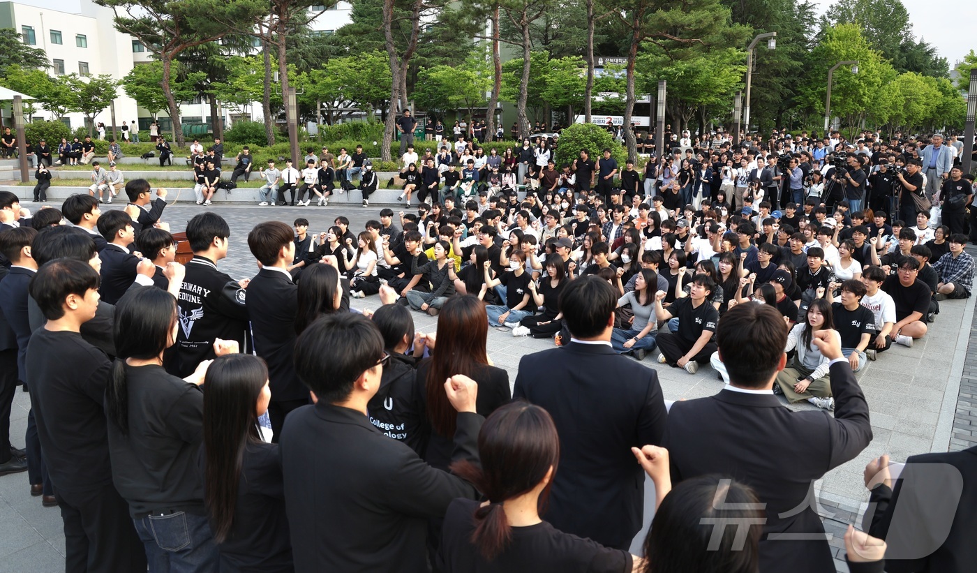 (전주=뉴스1) 유경석 기자 = 전북대학교 총학생회 학생들이 10일 전북 전주시 전북대 건지광장에서 6·3 지방선거 참정권 침해를 규탄하는 시국선언을 하고 있다. 2026.6.10 …