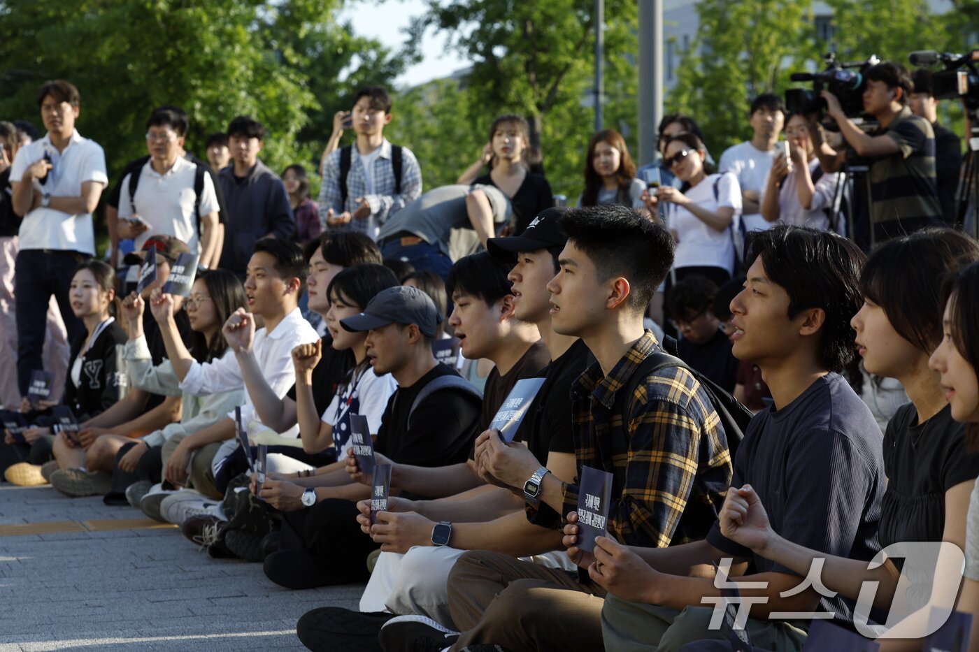 본문 이미지 - 10일 오후 서울시 서대문구 연세로 연세대학교 신촌캠퍼스 학생회관 앞에서 열린 제9회 전국동시지방선거 투표용지 부족 사태 관련 연세인 시국선언에서 학생들이 국가에 의한 참정권 침해 규탄 구호를 외치고 있다.  2026.6.10 ⓒ 뉴스1 박정호 기자