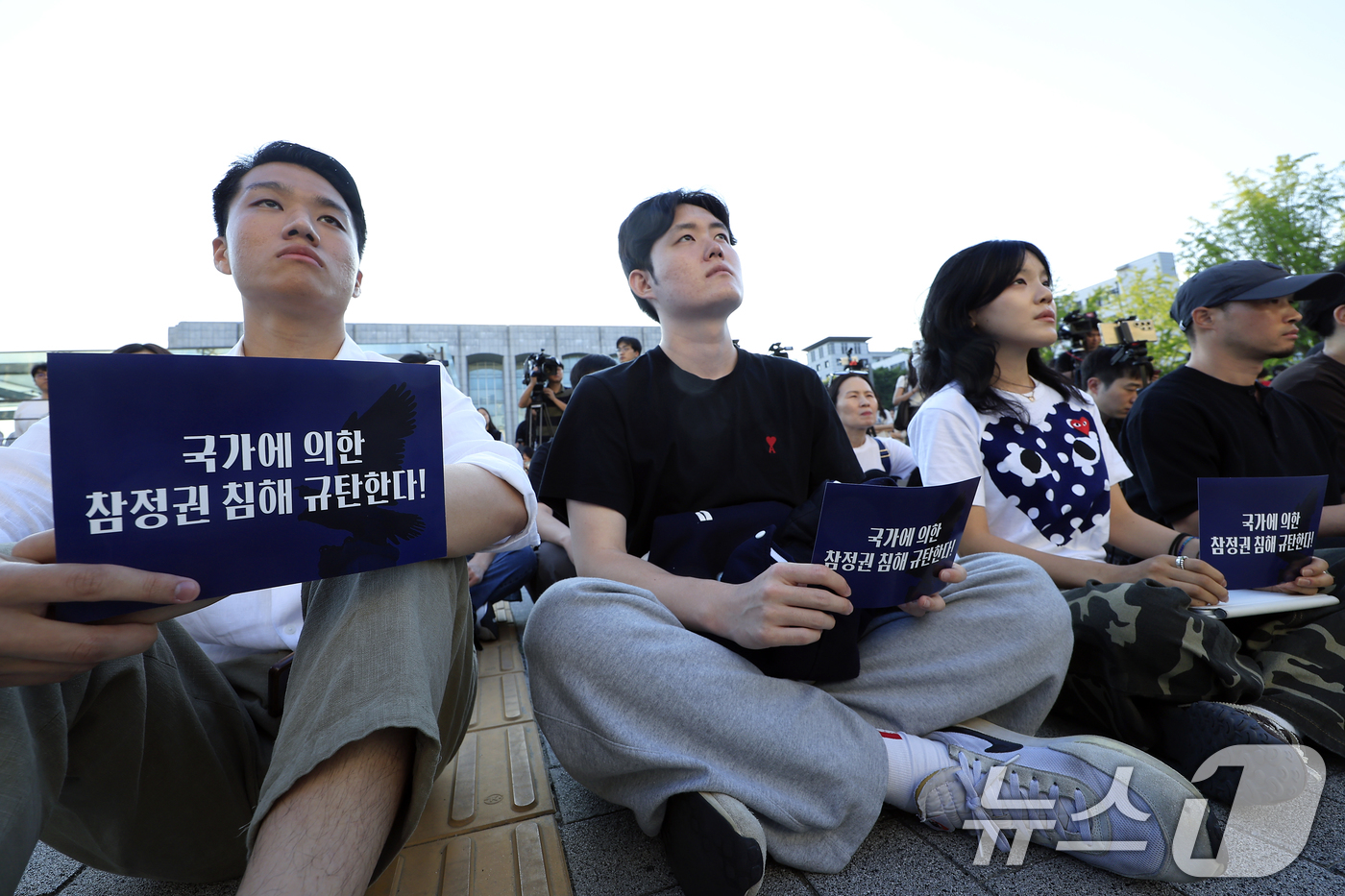(서울=뉴스1) 박정호 기자 = 10일 오후 서울시 서대문구 연세로 연세대학교 신촌캠퍼스 학생회관 앞에서 열린 제9회 전국동시지방선거 투표용지 부족 사태 관련 연세인 시국선언에서 …