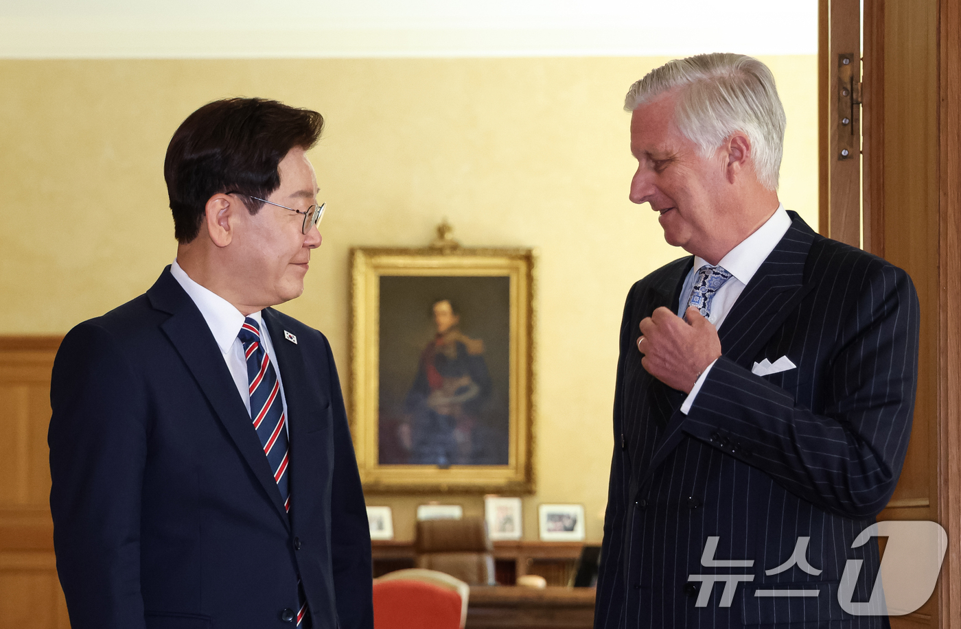(브뤼셀(벨기에)=뉴스1) 허경 기자 = 이재명 대통령과 필립 벨기에 국왕이 10일(현지시간) 벨기에 브뤼셀 왕궁에서 열린 면담에 앞서 대화를 하고 있다. 2026.6.10/뉴스1 …