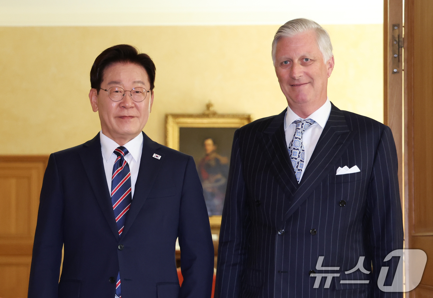 (브뤼셀(벨기에)=뉴스1) 허경 기자 = 이재명 대통령과 필립 벨기에 국왕이 10일(현지시간) 벨기에 브뤼셀 왕궁에서 열린 면담에 앞서 기념촬영을 하고 있다. 2026.6.10/뉴 …