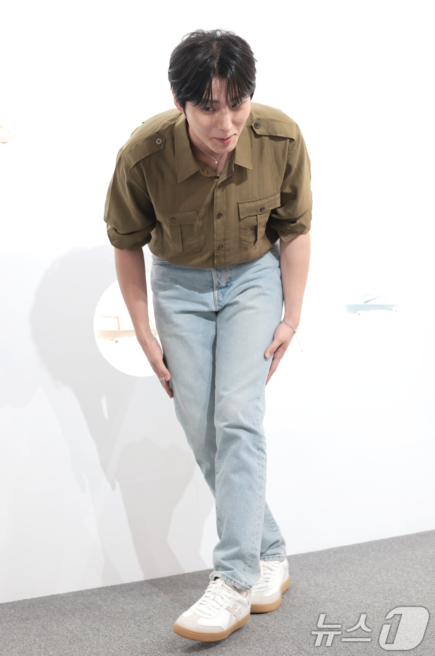 본문 이미지 - 데이식스 영케이가 10일 서울 성동구 성수동에서 열린 글로벌 슈즈 브랜드 핏플랍(fitflop) '0 STEP(제로스텝)' 팝업스토어 오픈 행사에 참석해 인사를 하고 있다. ⓒ 뉴스1 권현진 기자