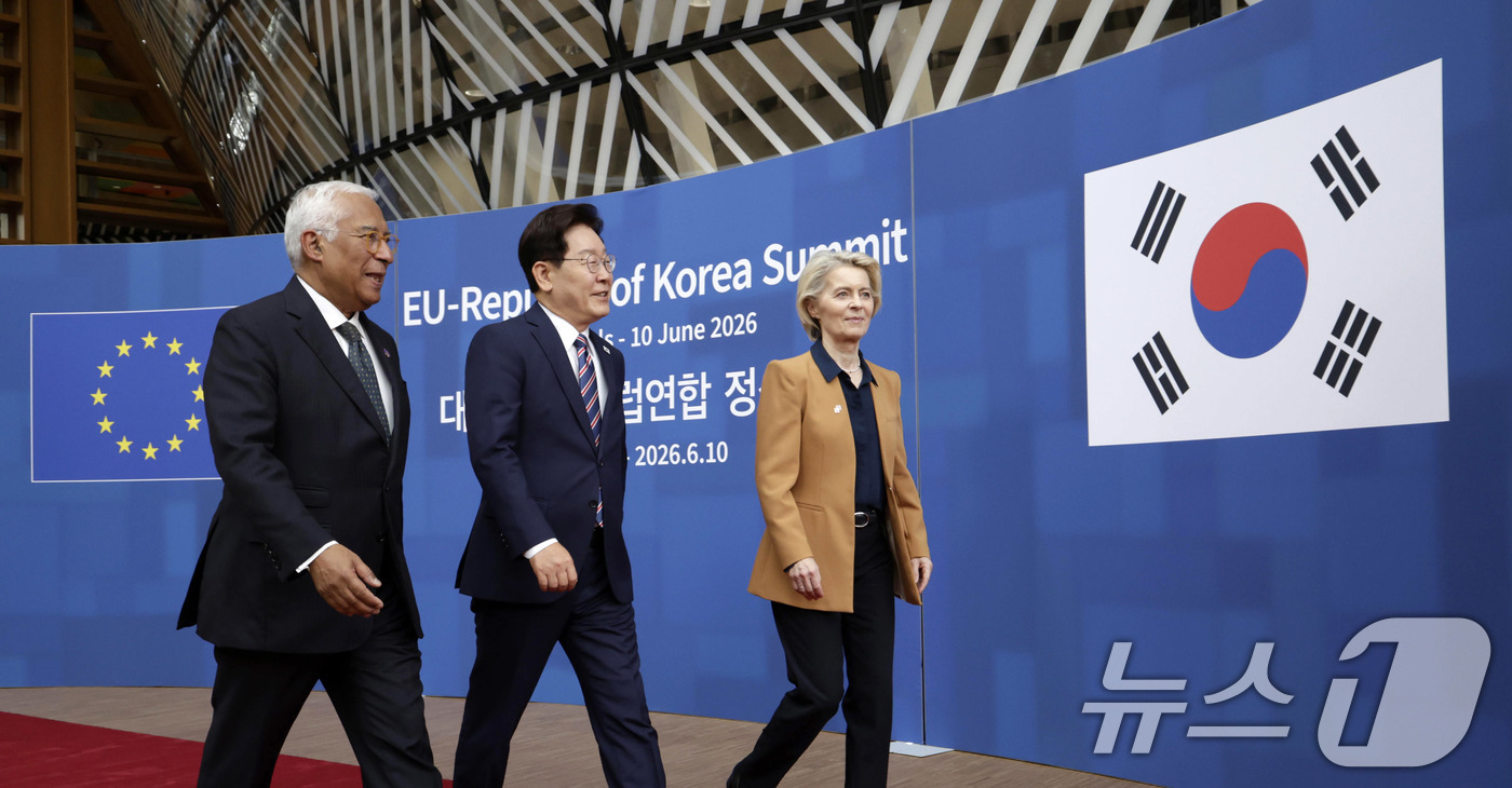 (브뤼셀(벨기에)=뉴스1) 허경 기자 = 이재명 대통령과 안토니우 코스타 유럽연합(EU) 정상회의 상임의장, 우르술라 폰 데어 라이엔 EU 집행위원장이 10일(현지시간) 벨기에 브 …
