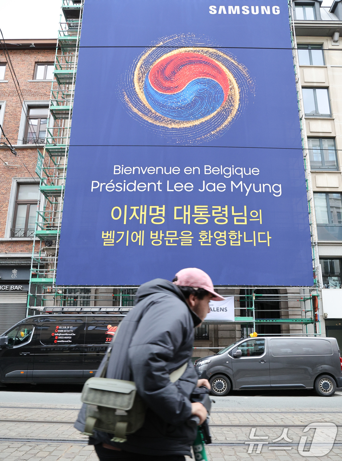 (브뤼셀(벨기에)=뉴스1)  허경 기자 = 10일(현지시간) 벨기에 브뤼셀 한 호텔 외벽에 순방에 나선 이재명 대통령을 환영하는 광고가 게시돼 있다. 2026.6.10/뉴스1