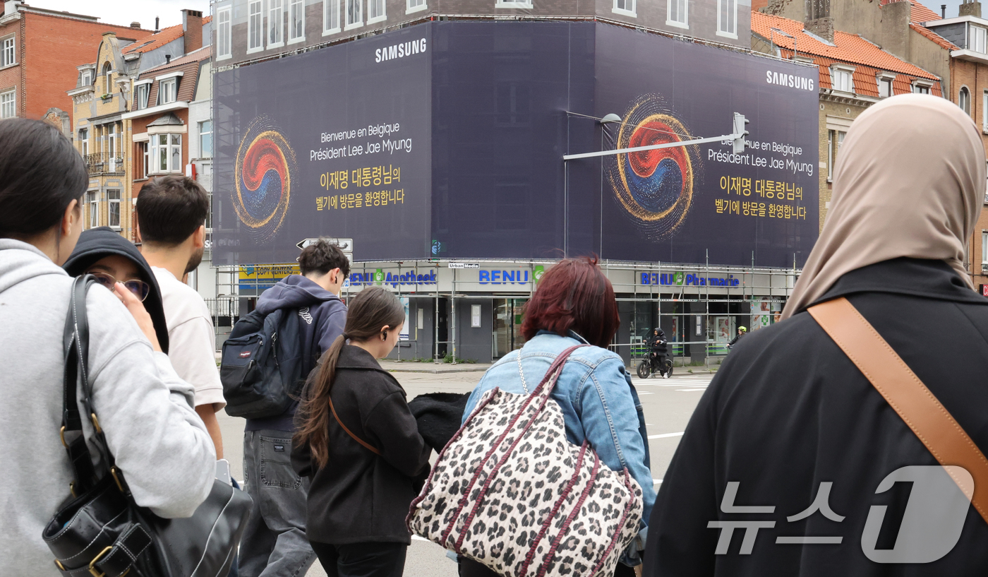 (브뤼셀(벨기에)=뉴스1)  허경 기자 = 10일(현지시간) 벨기에 브뤼셀 한 호텔 외벽에 순방에 나선 이재명 대통령을 환영하는 광고가 게시돼 있다. 2026.6.10/뉴스1
